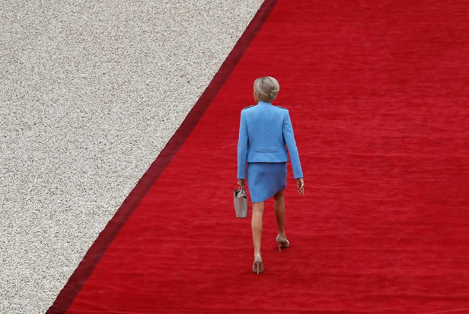 Cư dân mạng so sánh váy của phu nhân Tổng thống Pháp với Melania Trump - 4
Bà Brigitte Trogneux có mối quan hệ thân thiết với hãng thời trang Louis Vuitton. (Ảnh: Reuters)