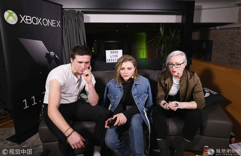 
Chloe hơn Brooklyn gần 2 tuổi và hiện đang là một trong những nữ diễn viên trẻ triển vọng và tài năng thế hệ 9x của Hollywood. So với bạn gái, Brooklyn cũng nổi tiếng không kém bởi anh là con trai của hai ngôi sao danh tiếng là David và Victoria Beckham.
