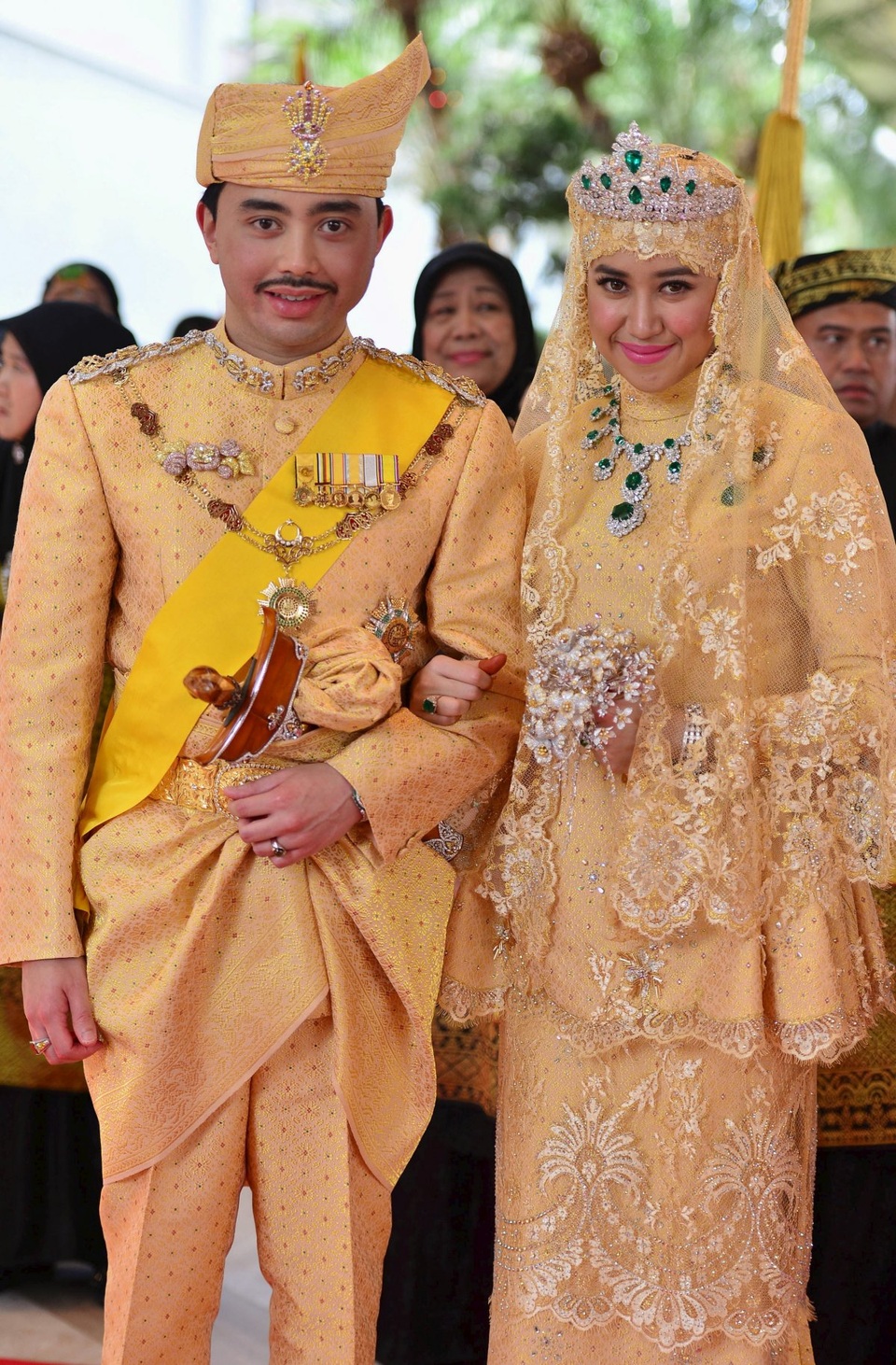 Những bộ váy cưới lộng lẫy bậc nhất của các cô dâu hoàng gia - 4 Hoàng tử Abdul Malik và cô dâu Dayangku Raabiatul Adawiyyah Pengiran Haji Bolkiah trong lễ cưới được tổ chức theo nghi lễ truyền thống tại cung điện Nurul Iman của Brunei ở Bandar Seri Begawan năm 2015. Bộ váy cưới của cô dâu được thiết kế cầu kỳ với nhiều đá quý nhưng vẫn mang đậm phong cách của hoàng tộc Brunei. (Ảnh: Reuters)