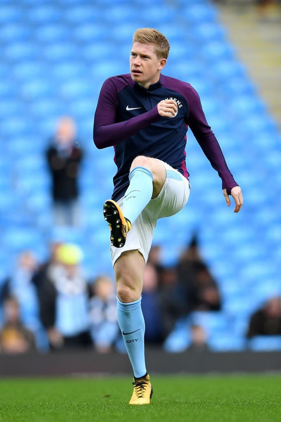 Man City 3-1 Arsenal: Trọng tài "phá" trận đấu - 9
De Bruyne, ngòi nổ quan trọng nhất của đội chủ nhà khởi động trước trận đấu