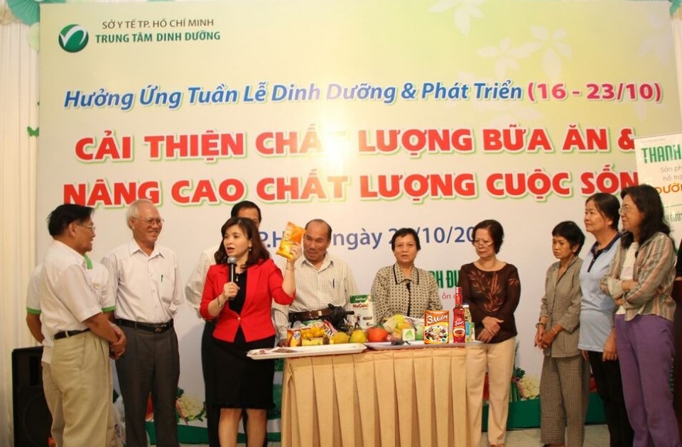 Bệnh bướu cổ và cách phòng tránh - 3
“BS.CK2 Đỗ Thị Ngọc Diệp - Giám đốc Trung tâm Dinh dưỡng TPHCM giới thiệu một loại hạt nêm bổ sung i-ốt”.