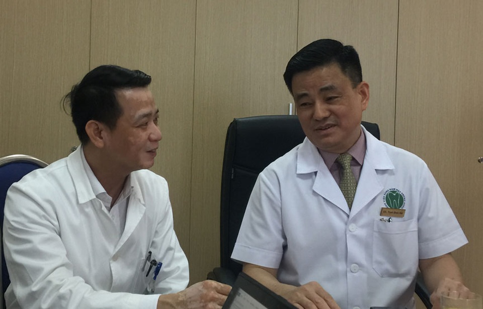 Phẫu thuật miễn phí hở môi, vòm miệng suốt 365 ngày - 1
GS.TS Trịnh Đình Hải (bên phải) - Giám đốc bệnh viện và PGS.TS Lê Ngọc Tuyến, Trưởng khoa Phục hình Hàm Mặt