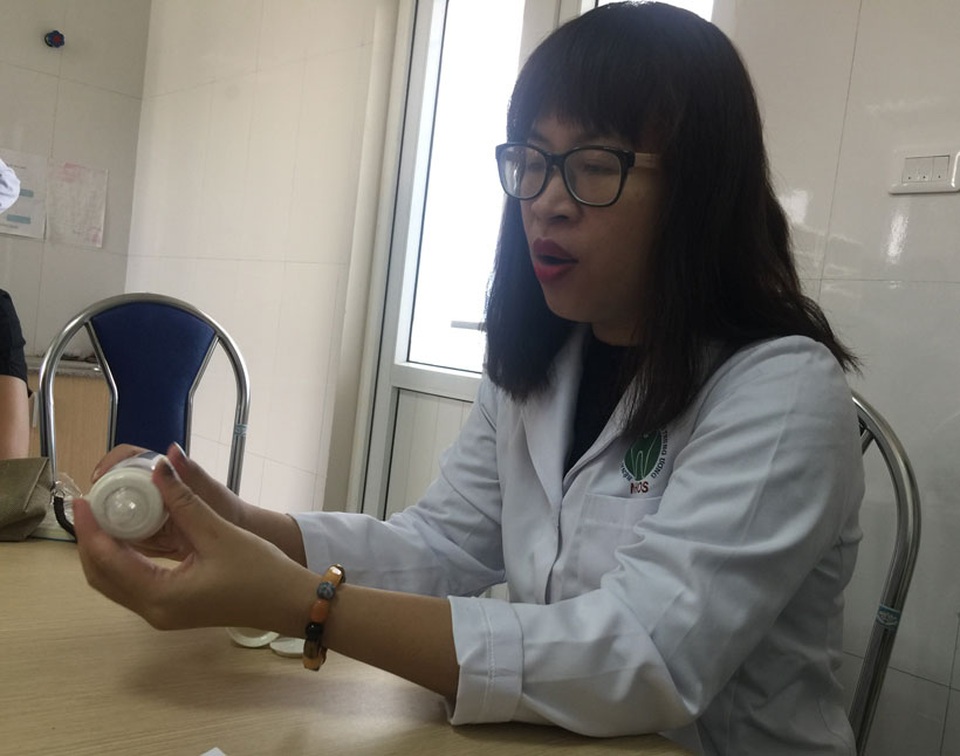 Phẫu thuật miễn phí hở môi, vòm miệng suốt 365 ngày - 3
BS Oanh cho biết hiện bình sữa đặc biệt dành cho trẻ dị tật hở môi, vòm miệng nếu được tài trợ miễn phí thì sẽ rất tốt cho quá trình điều trị của các bệnh nhi nghèo