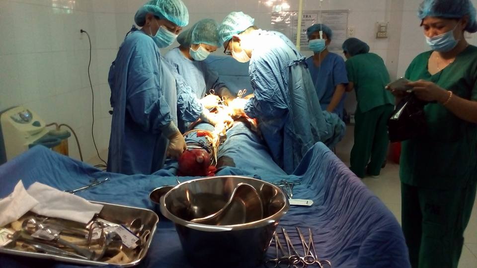 Sợ phẫu thuật, mang khối u gần 4kg kèm rong kinh suốt nhiều năm - 1 Các bác sĩ đang tiến hành phẫu thuật cho bệnh nhân