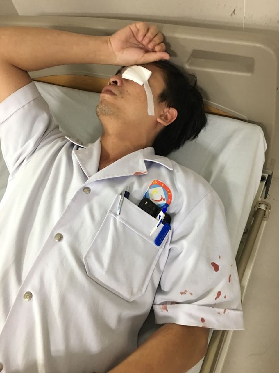 Bộ trưởng Y tế: Ngành y đơn độc trong cuộc đấu tranh chống hành hung bác sĩ! - 1 Bác sĩ tại BV Việt Nam Cu Ba - Đồng Hới bị bệnh nhân hành hung đến rách giác mạc.