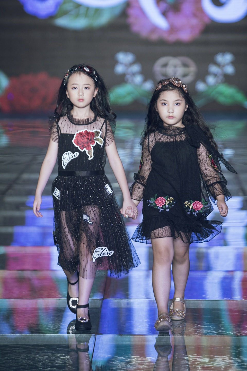Vợ con MC Phan Anh làm Vedette khi trình diễn thời trang trên sàn catwalk - 9