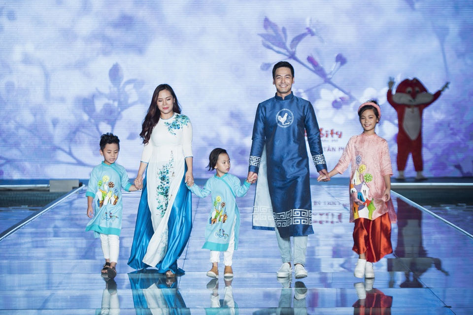Gia đình MC Phan Anh sải bước trên sàn diễn.