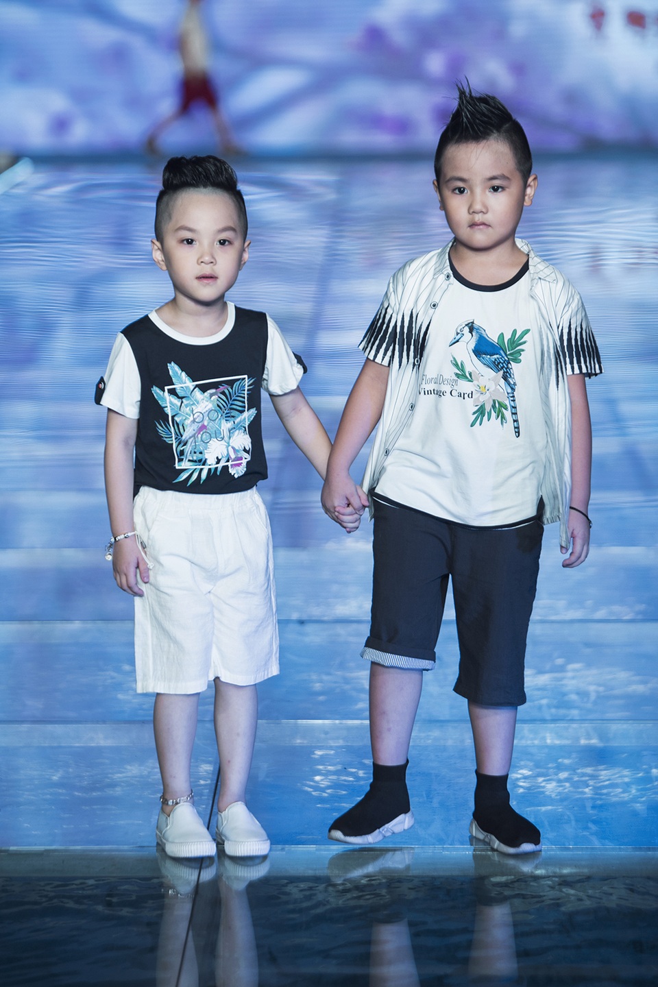 Vợ con MC Phan Anh làm Vedette khi trình diễn thời trang trên sàn catwalk - 6