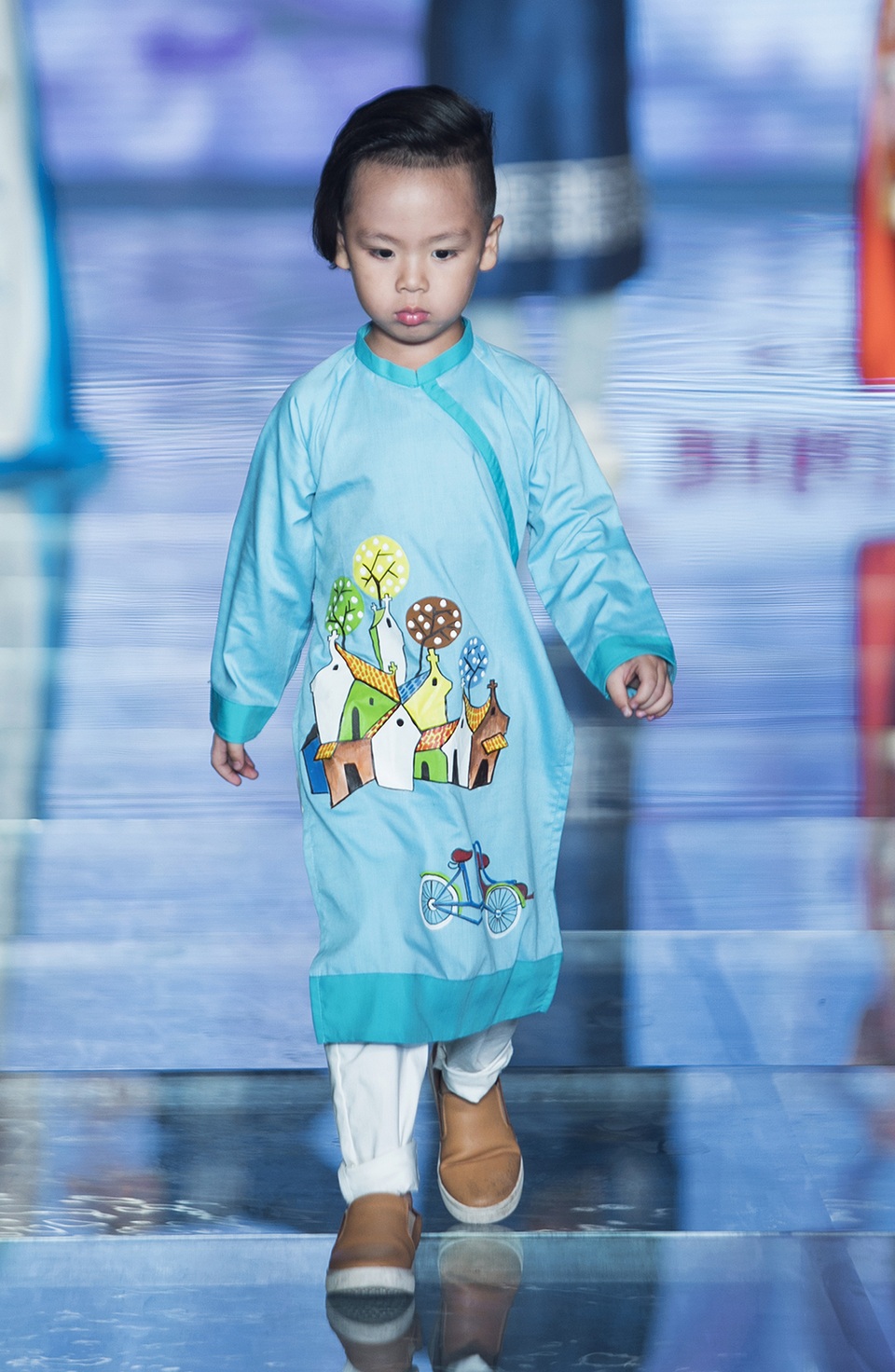 Cậu út nhà Phan Anh xuất hiện trên sàn diễn với khuôn mặt ngộ nghĩnh.