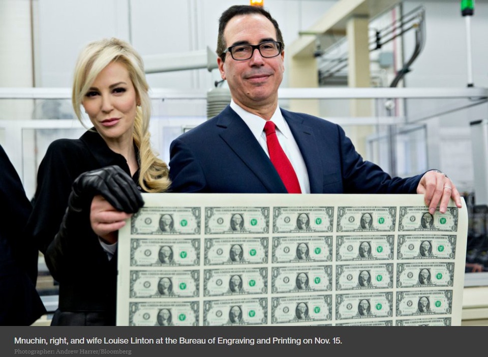 
Bộ trưởng Tài chính Mỹ Steven Mnuchin và vợ chụp ảnh tại xưởng in tiền. (Ảnh: Reuters)
