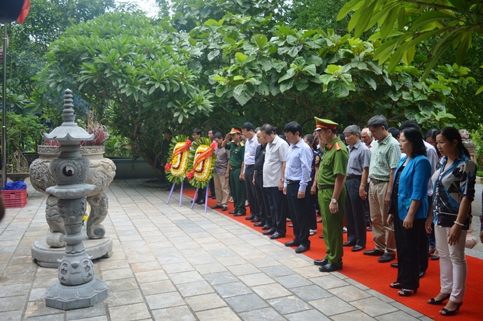 Bộ trưởng Bộ TT-TT thăm hỏi các gia đình chính sách - 2 Đoàn công tác dâng hương tại hang Tám Thanh niên xung phong (Hang Tám Cô) trên đường 20 Quyết Thắng.