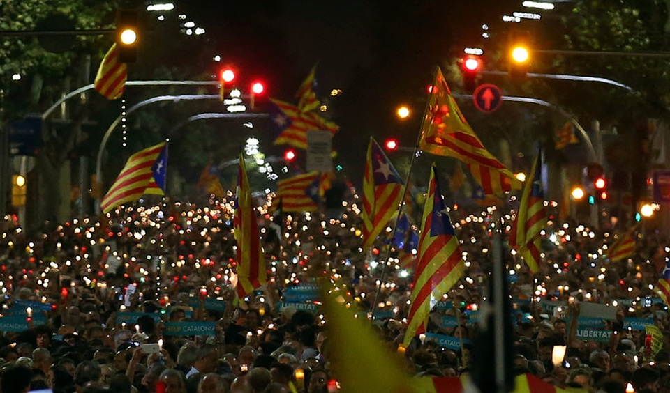 Biểu tình rúng động Barcelona phản đối bắt giam hai lãnh đạo ly khai Catalonia - Ảnh 1. Biểu tình rúng động Barcelona phản đối bắt giam hai lãnh đạo ly khai Catalonia - Ảnh 1.