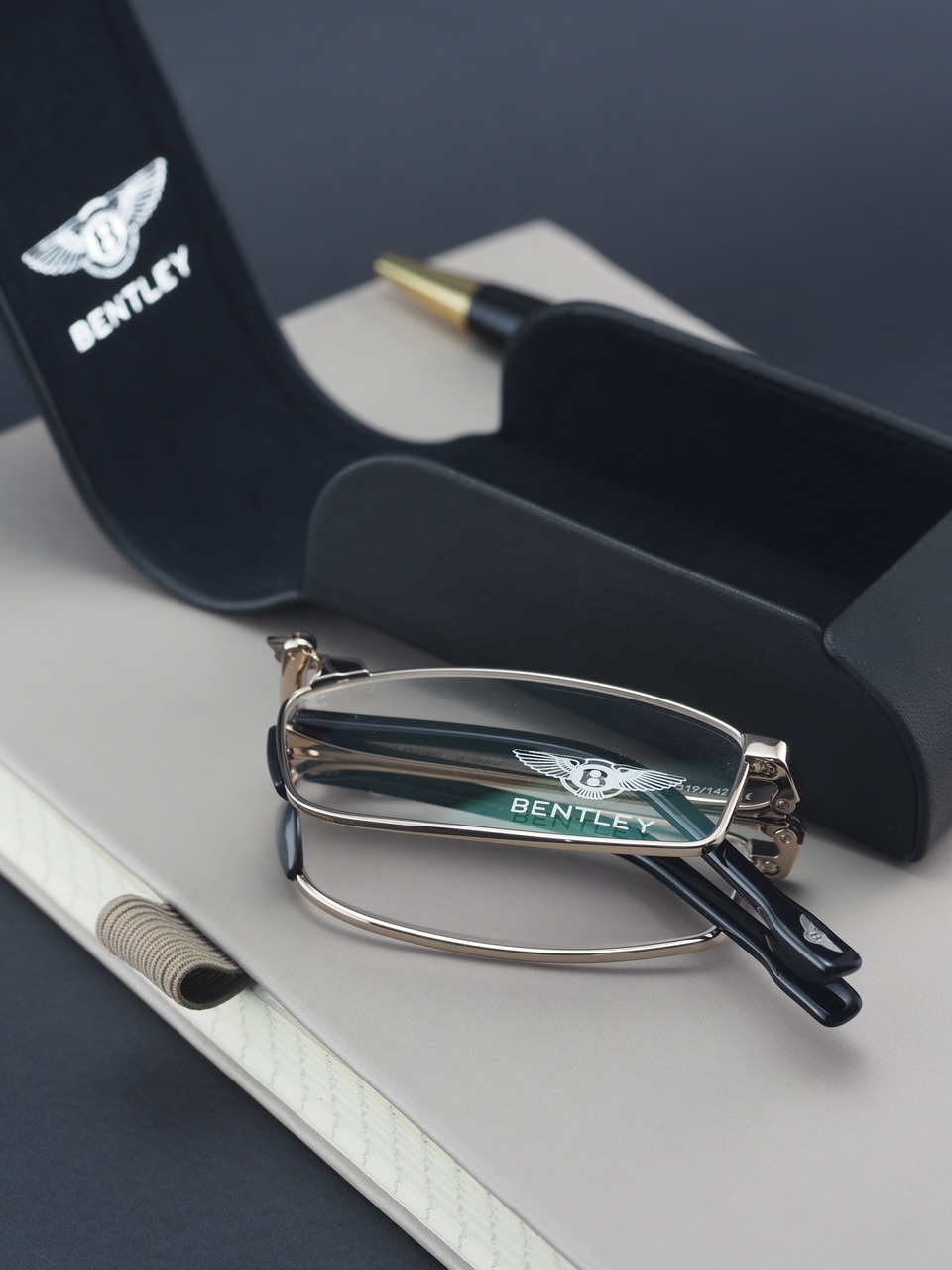 
B - 8070, mẫu kính đọc sách chuyên dụng của Bentley có thiết kế thanh lịch được phủ vàng trắng. Sau khi gập lại, kính có thể nằm gọn trong lòng bàn tay. Kính giá 25,5 triệu.
