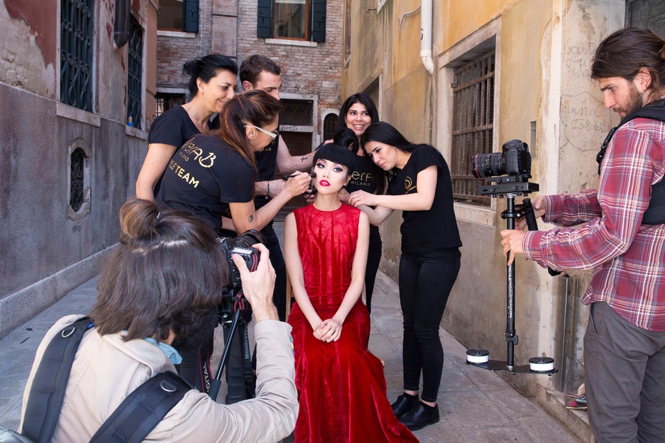 Siêu mẫu Jessica Minh Anh lộng lẫy trang phục sắc màu tại Venice - 15 Siêu mẫu Jessica Minh Anh lộng lẫy trang phục sắc màu tại Venice - 15