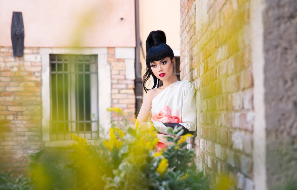 Siêu mẫu Jessica Minh Anh lộng lẫy trang phục sắc màu tại Venice - 5 Siêu mẫu Jessica Minh Anh lộng lẫy trang phục sắc màu tại Venice - 5