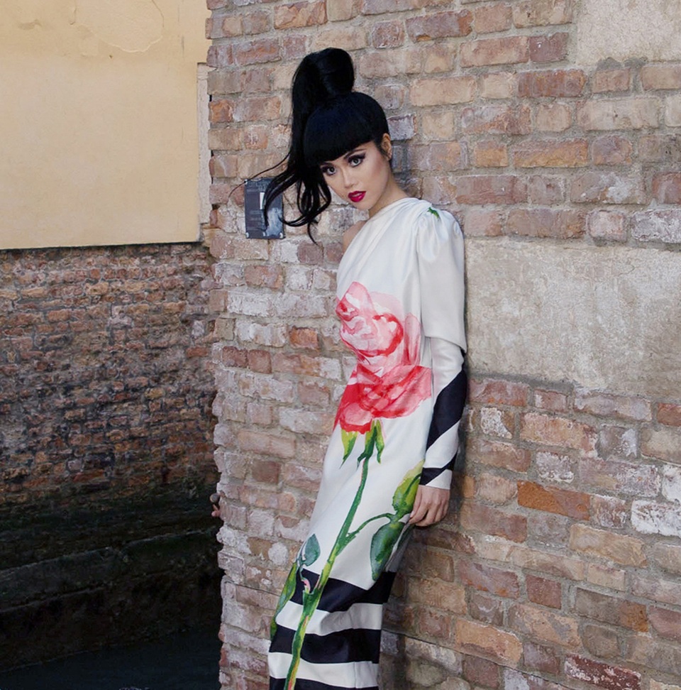 Siêu mẫu Jessica Minh Anh lộng lẫy trang phục sắc màu tại Venice - 4 Siêu mẫu Jessica Minh Anh lộng lẫy trang phục sắc màu tại Venice - 4