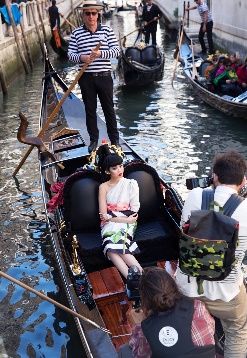 Siêu mẫu Jessica Minh Anh lộng lẫy trang phục sắc màu tại Venice - 12 Siêu mẫu Jessica Minh Anh lộng lẫy trang phục sắc màu tại Venice - 12