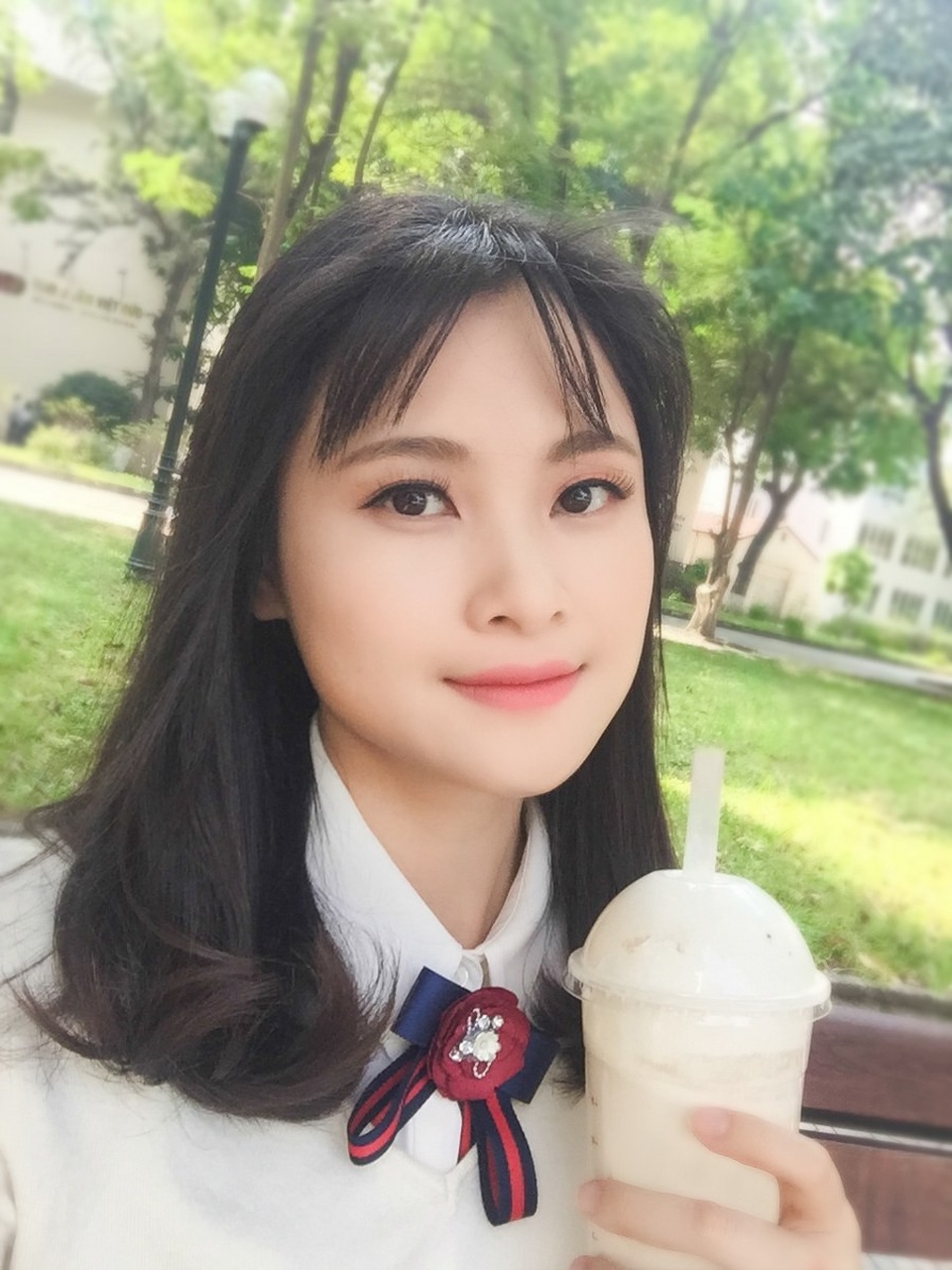 Bạn bè của cô đều biết rõ, khi không lên sóng, cô thường để mặt mộc tự nhiên, không trang điểm.