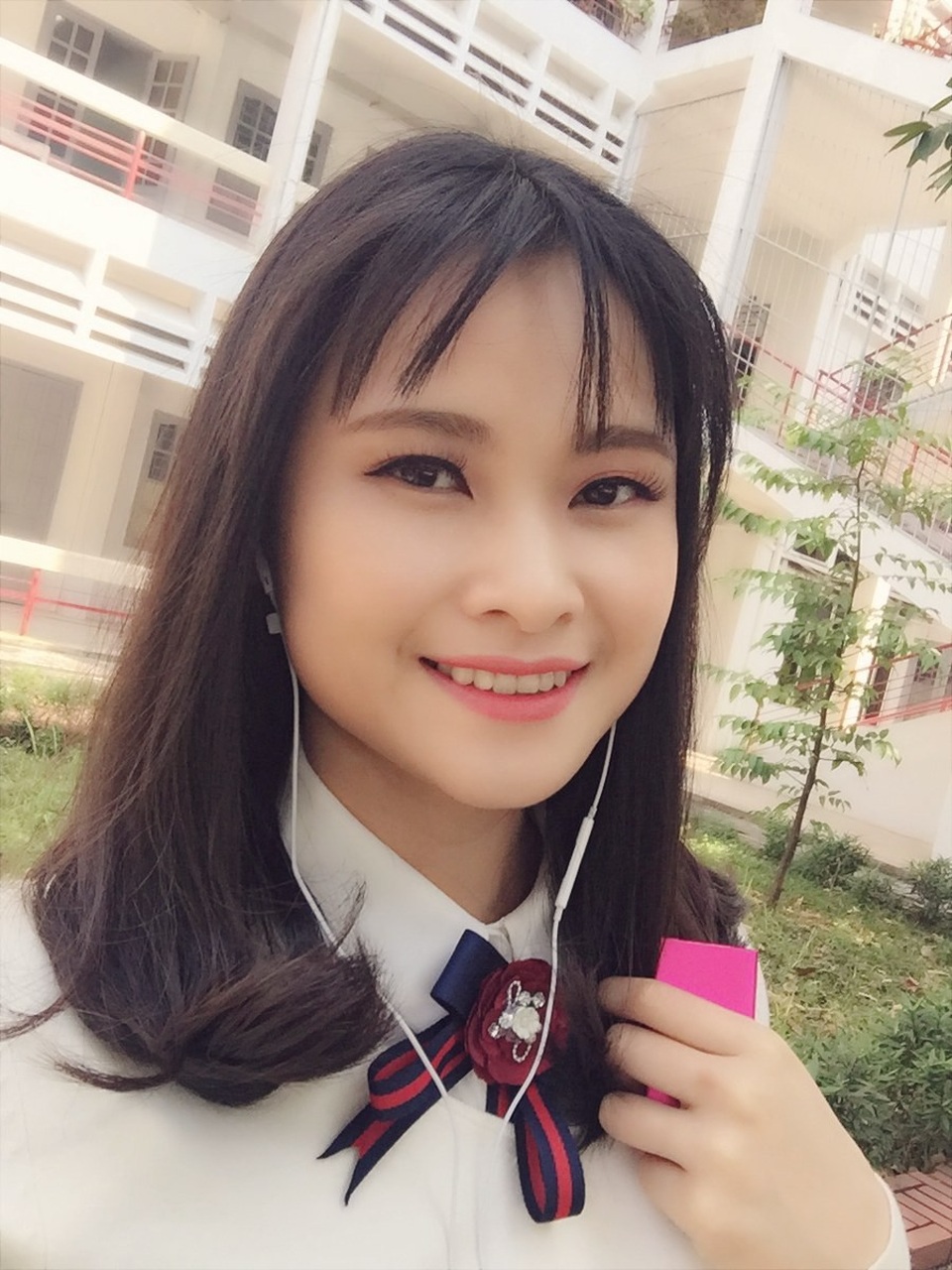 Ngoài ra, cô còn dẫn điểm báo. Điểm báo sáng là công việc vất vả nhất đối với một BTV, vì phải thức cả đêm để biên tập đến sáng hôm sau lên dẫn.