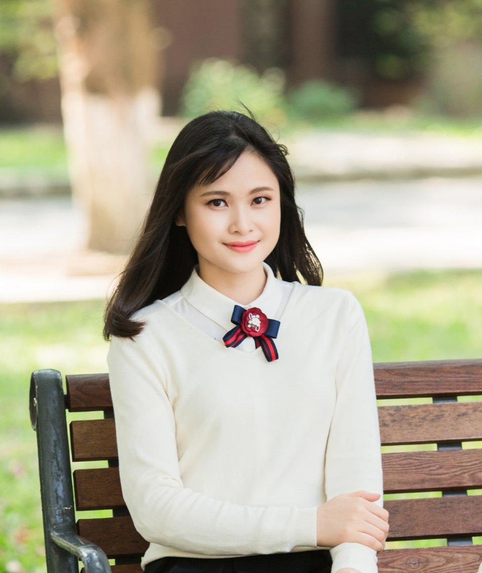 Nét trẻ trung tự nhiên của Khánh Ly khiến nhiều người bất ngờ bởi trong nhiều năm trời cô thường xuyên phải thức khuya dậy sớm để làm bản tin, đồng thời chu toàn việc chăm sóc gia đình con nhỏ.