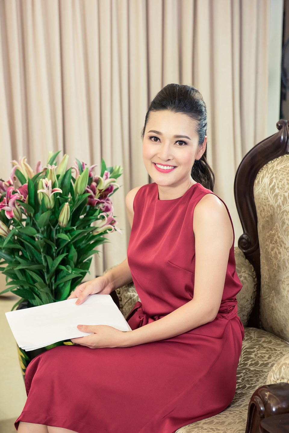 NSND Hoàng Dũng, diễn viên Việt Anh đón dâu mới “thế chỗ” Đan Lê - 4 Với những khán giả theo dõi bản tin Thời sự của kênh Truyền hình nhân dân, BTV/MC Lê Thùy Linh không phải là gương mặt xa lạ.