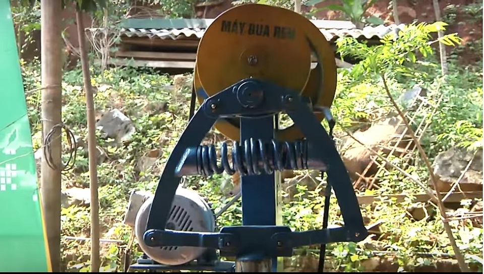 Độc đáo chiếc máy búa rèn của người con xứ Nghệ - 3
Điểm khác biệt làm nên giải pháp công nghệ này đó là tác giả đã sử dụng cơ cấu lệch tâm.