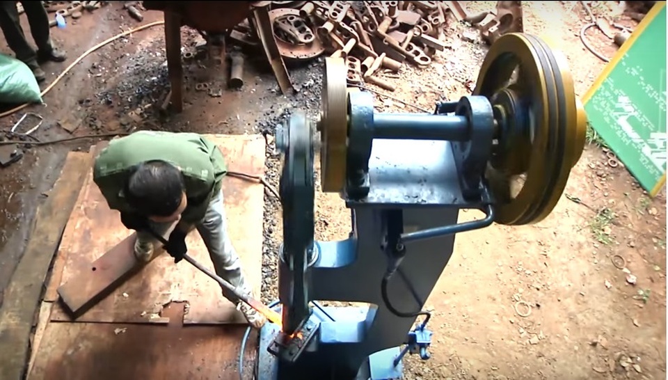 Độc đáo chiếc máy búa rèn của người con xứ Nghệ - 2
Chiếc máy búa rèn nhìn từ trên cao xuống.