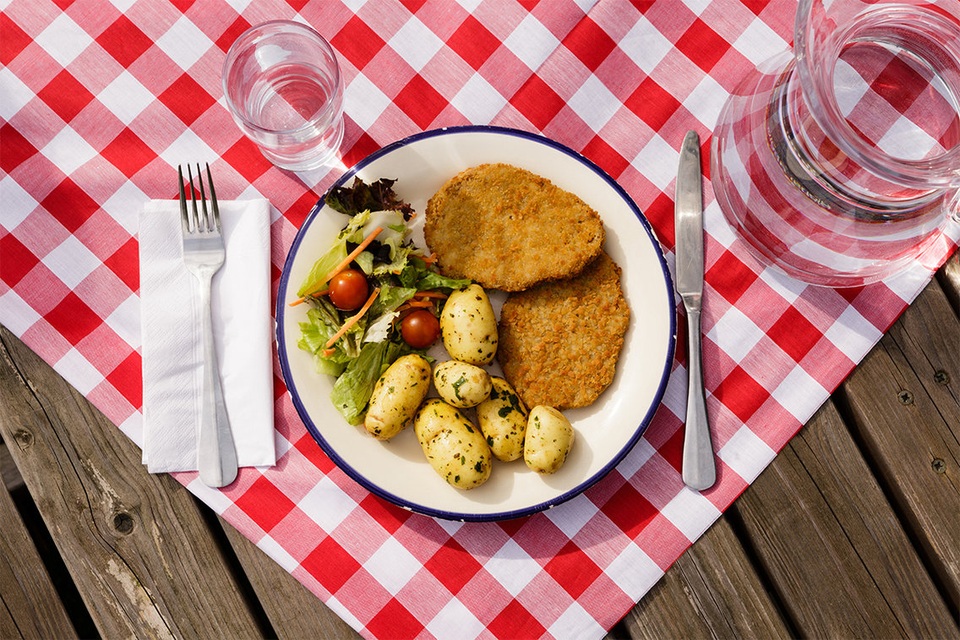 Khám phá bữa trưa của dân văn phòng trên khắp thế giới - 1 Áo- schnitzel, khoai tây, salad