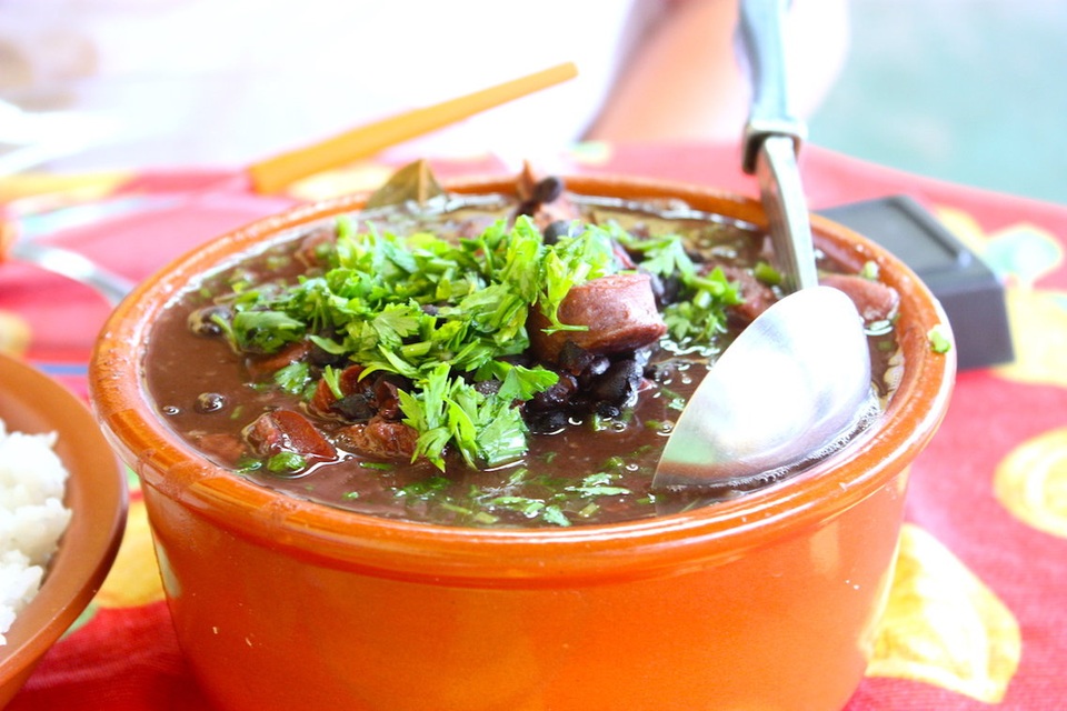Khám phá bữa trưa của dân văn phòng trên khắp thế giới - 2 Brazil- Feijoada, cơm, nước dừa