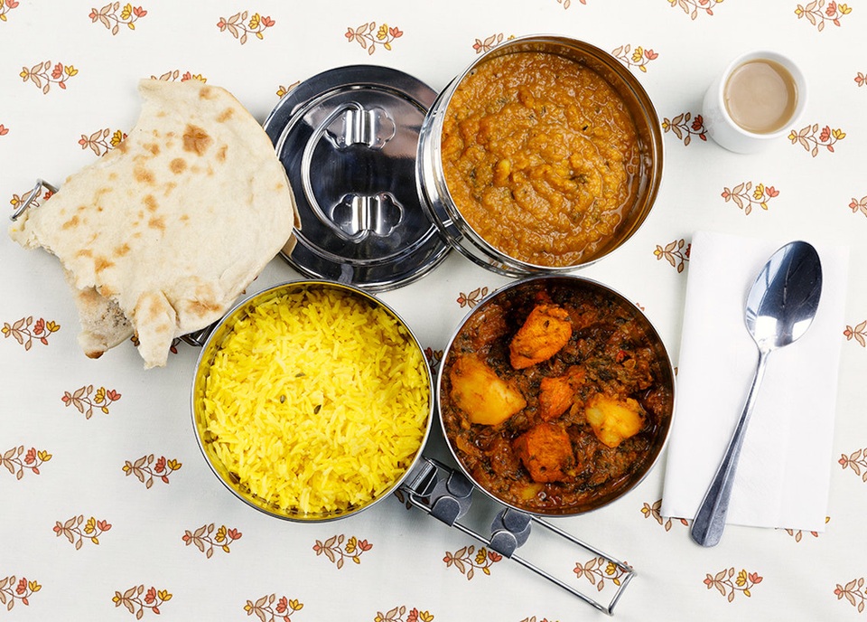 Khám phá bữa trưa của dân văn phòng trên khắp thế giới - 5 Ấn Độ- Cơm, moon dal, Chapati, trà ngọt