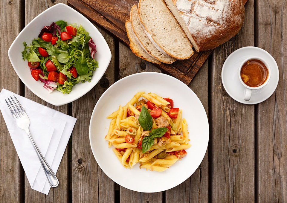 Khám phá bữa trưa của dân văn phòng trên khắp thế giới - 6 Italia- mì Ý cá ngừ sốt cà chua, salad, cà phê