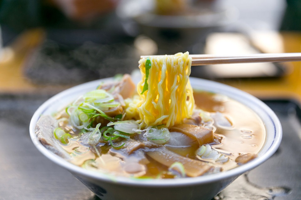 Khám phá bữa trưa của dân văn phòng trên khắp thế giới - 7 Nhật Bản- Cơm bento, mì ramen, trà
