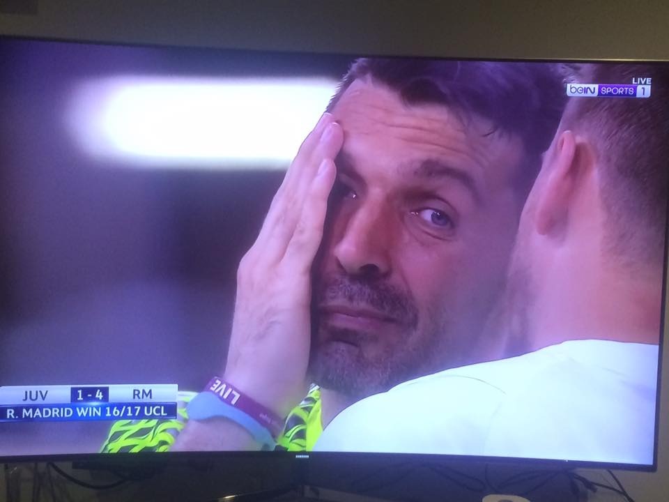 Gianluigi Buffon: Giọt nước mắt và ranh giới định mệnh - 1 Buffon cố gắng che đi những giọt nước mắt yếu đuối