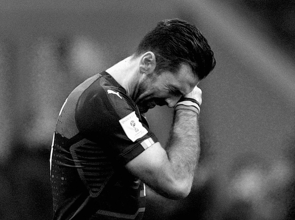 Buffon chia tay đội tuyển Italia: Giọt nước mắt đắng cay - 1 Dù cố tỏ ra mạnh mẽ nhưng Buffon không giấu nổi những giọt nước mắt