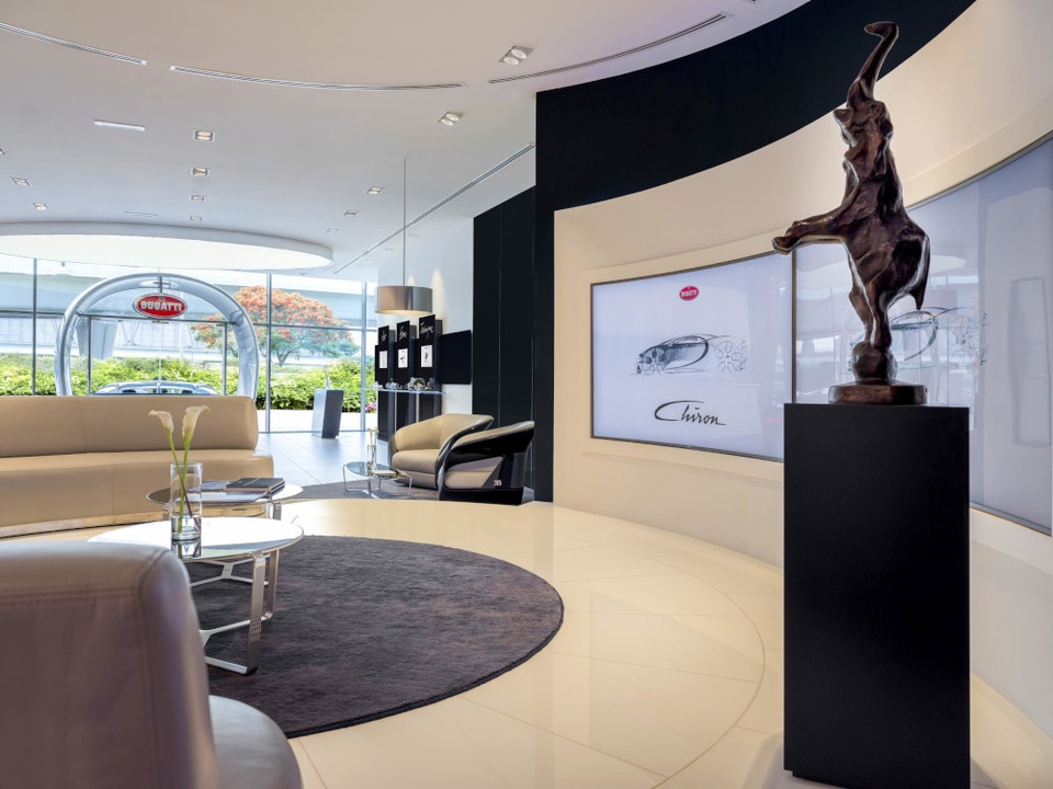 Bugatti khai trương showroom lớn nhất thế giới tại Dubai - 3 Bugatti khai trương showroom lớn nhất thế giới tại Dubai - 3