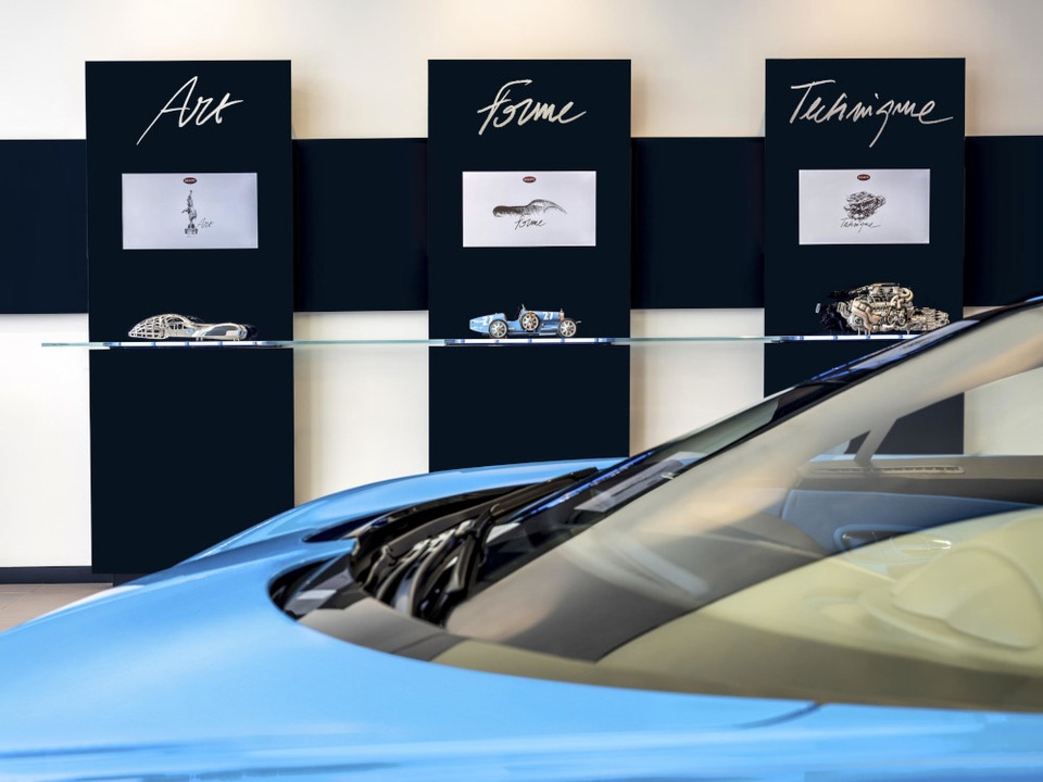 Bugatti khai trương showroom lớn nhất thế giới tại Dubai - 5 Bugatti khai trương showroom lớn nhất thế giới tại Dubai - 5
