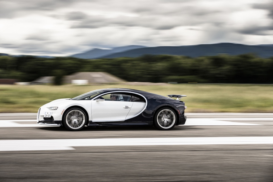 Bên trong nhà máy lắp ráp siêu xe Bugatti Chiron - 18
Trước khi xe được đánh bóng và dán bảo vệ cẩn thận để chuẩn bị giao cho khách, ngoài gần 60 km đường chạy thử bằng máy, mỗi chiếc Chiron còn được chạy thêm 350 km đường thực tế, trong đó có cả các đường núi trong khu vực. Việc thử nghiệm tăng tốc (tới 250 km/h) và phanh được tiến hành trên đường cao tốc gần sân bay Colmar.