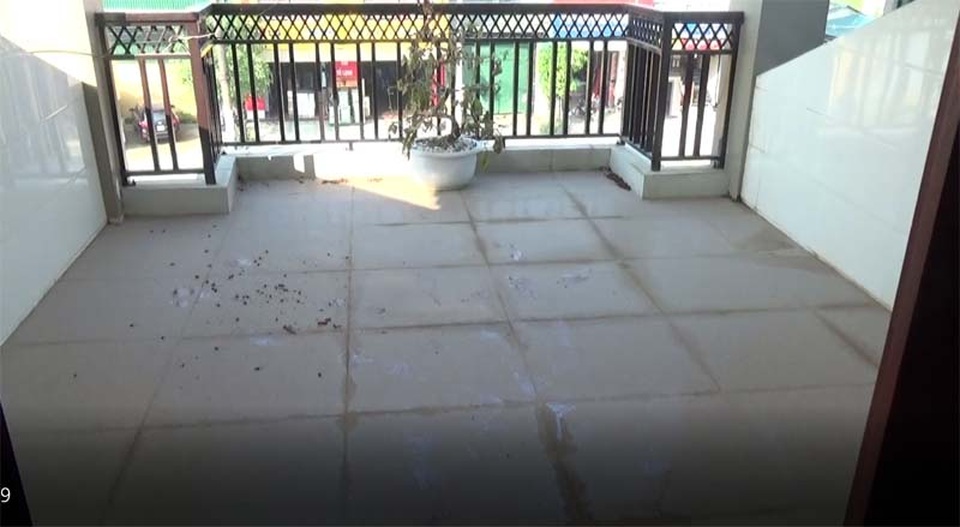 Dân khốn khổ vì bị "bão bụi" bủa vây - 2 Dù gia chủ ngày quét đến 2 lần, nhưng bụi vẫn ken đặc ban công tầng 3 này.