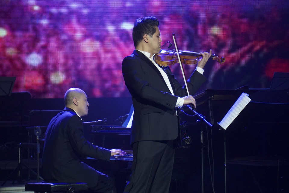 Thanh Lam hát mềm mại, biểu diễn sexy khi hát nhạc Phú Quang - 7 Thanh Lam hát mềm mại, biểu diễn sexy khi hát nhạc Phú Quang - 7