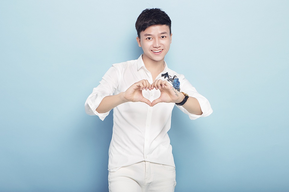 Tác giả ca khúc Chí Phèo từng được người cùng giới... "tỏ tình" - 5 “Ca khúc vẫn chưa được gửi đến đúng người mà Nam muốn gửi, thế nhưng đến bây giờ có lẽ không biết là đã hát cho bao nhiêu cô gái nghe rồi vì ngày nào đi hát ở quán Nam cũng mang Tỏ Tình ra hát (cười). Và Nam hy vọng ca khúc này sẽ giúp các bạn nam có được cơ hội bày tỏ tình yêu với người ấy của mình”, Công Nam hào hứng.