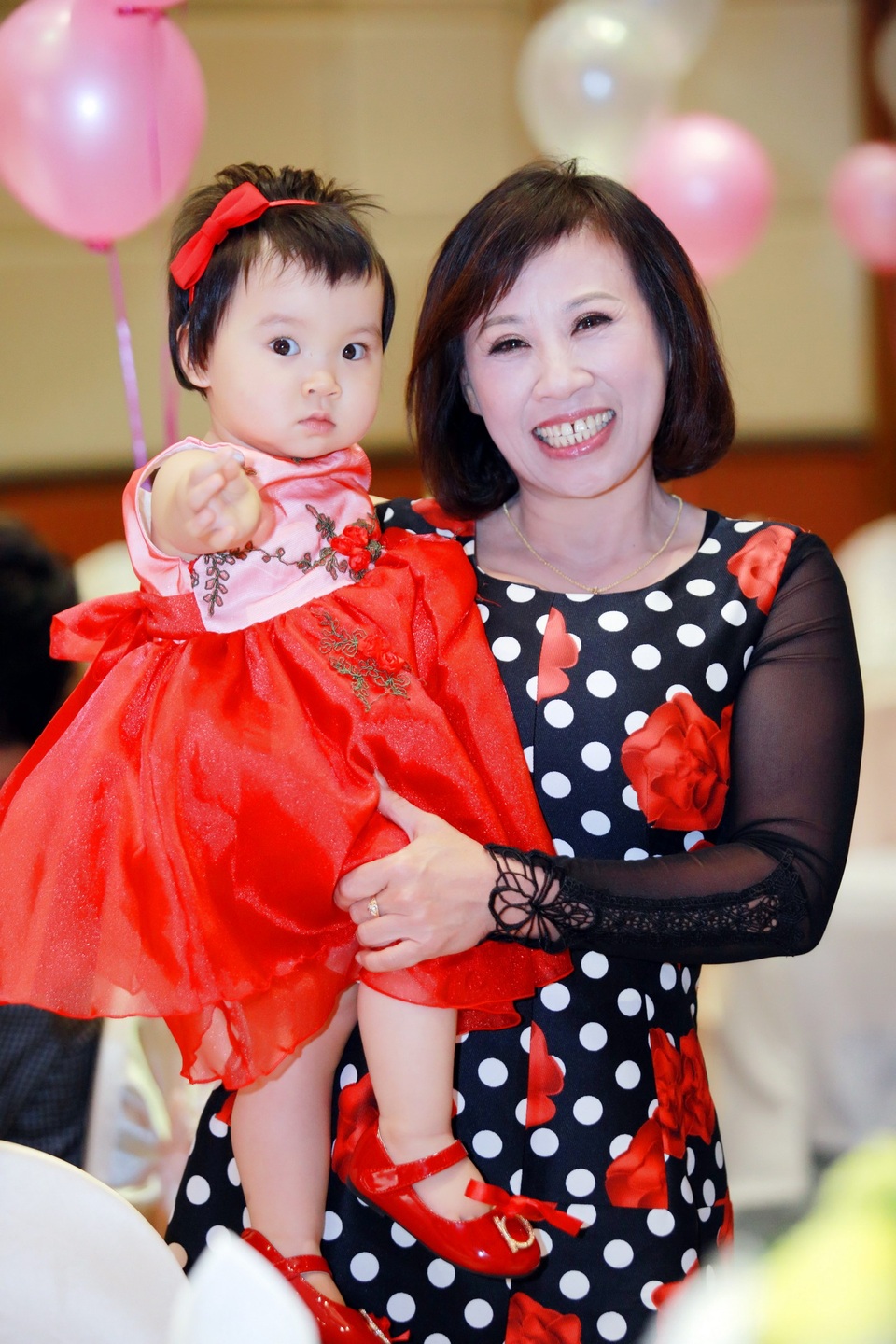 Bà xã ca sĩ Đăng Dương đẹp ngỡ ngàng trong tiệc sinh nhật con gái Bùi Lê Mận - 5 Bà xã ca sĩ Đăng Dương đẹp ngỡ ngàng trong tiệc sinh nhật con gái Bùi Lê Mận - 5