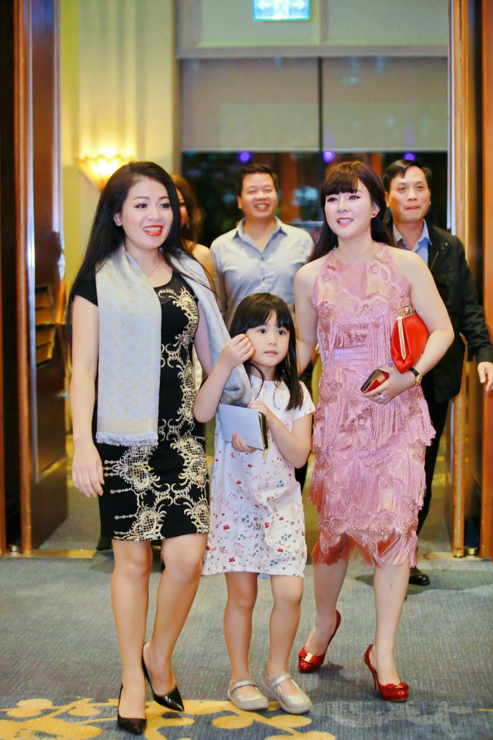 Bà xã ca sĩ Đăng Dương đẹp ngỡ ngàng trong tiệc sinh nhật con gái Bùi Lê Mận - 1 Ca sĩ Anh Thơ dẫn con gái đến chia vui cùng vợ chồng ca sĩ Bùi Lê Mận.