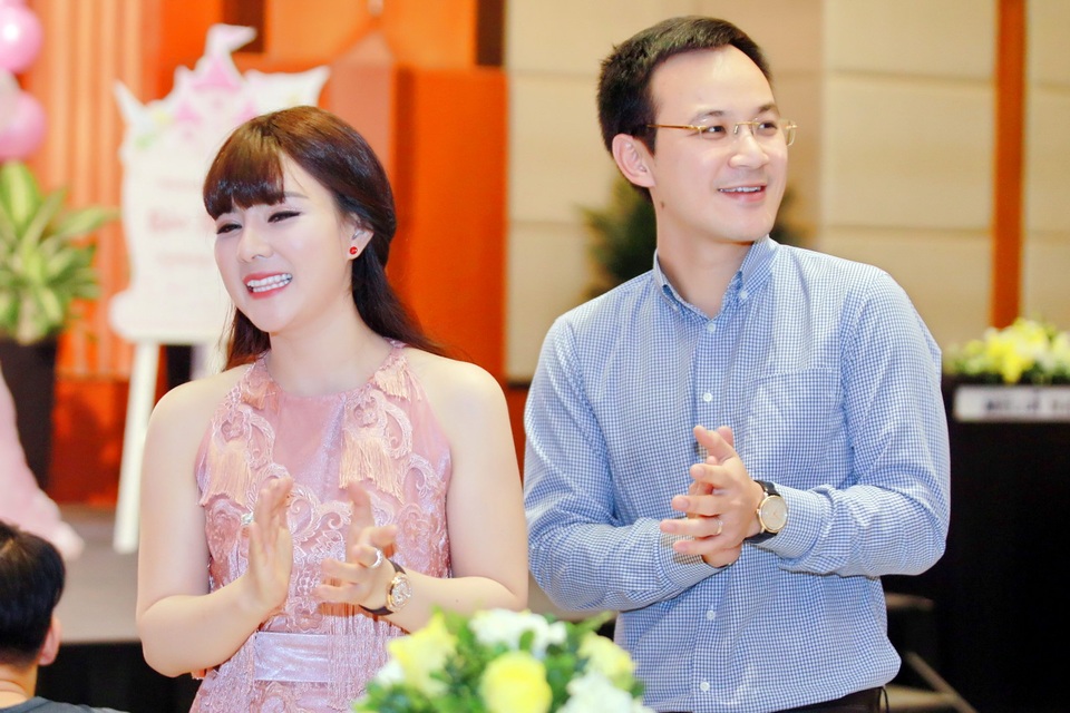 Bà xã ca sĩ Đăng Dương đẹp ngỡ ngàng trong tiệc sinh nhật con gái Bùi Lê Mận - 4 Bà xã ca sĩ Đăng Dương đẹp ngỡ ngàng trong tiệc sinh nhật con gái Bùi Lê Mận - 4