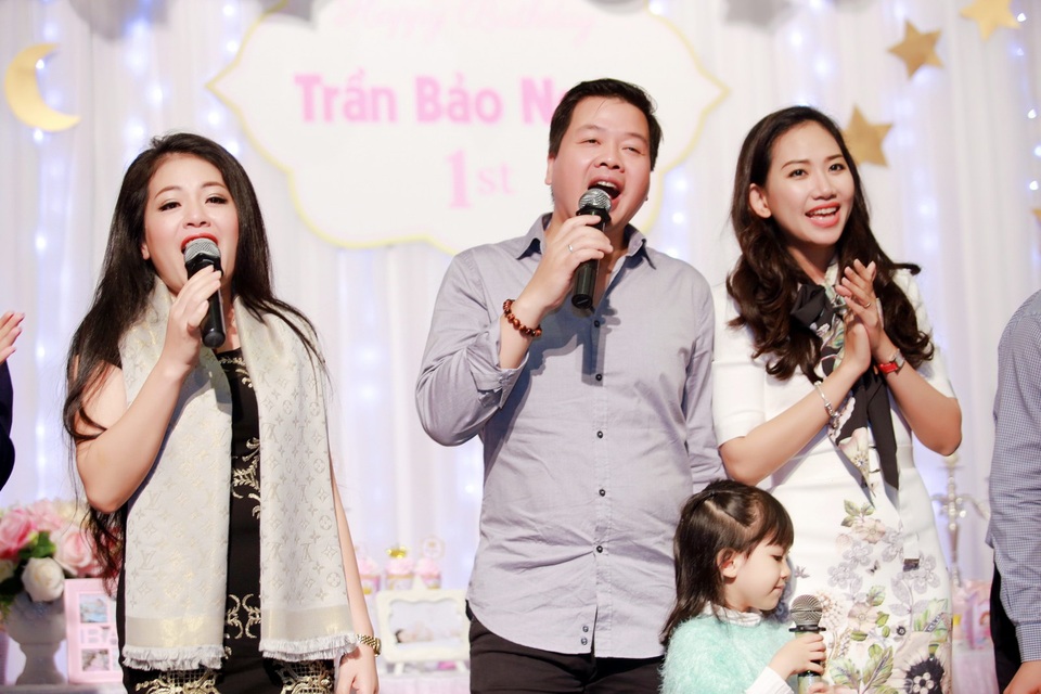 Bà xã ca sĩ Đăng Dương đẹp ngỡ ngàng trong tiệc sinh nhật con gái Bùi Lê Mận - 10 Bà xã ca sĩ Đăng Dương đẹp ngỡ ngàng trong tiệc sinh nhật con gái Bùi Lê Mận - 10
