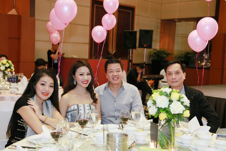 Bà xã ca sĩ Đăng Dương đẹp ngỡ ngàng trong tiệc sinh nhật con gái Bùi Lê Mận - 2 Bà xã ca sĩ Đăng Dương đẹp ngỡ ngàng trong tiệc sinh nhật con gái Bùi Lê Mận - 2