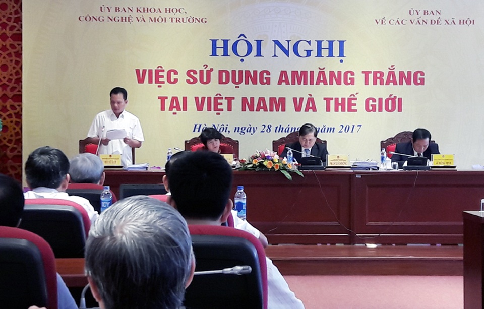 Bài toán cấm amiăng không thể chỉ đong đếm bằng… tiền - 1 Ông Bùi Sỹ Lợi nêu quan điểm của UB Các vấn đề xã hội là việc loại bỏ amiăng trắng cần được nhìn tổng thể cả về góc độ y tế, sức khoẻ, kinh tế.