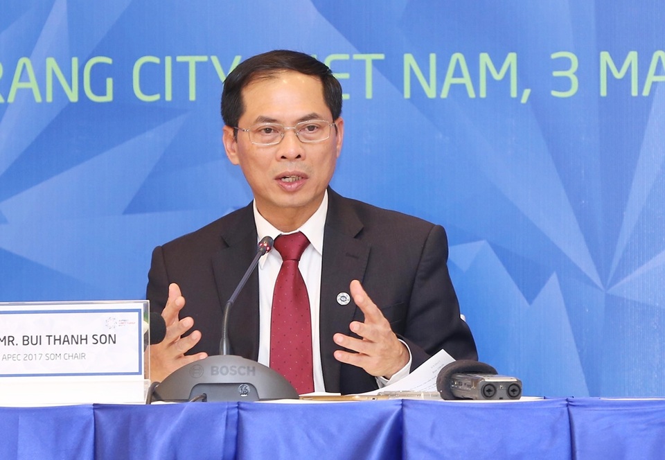 APEC cần là cơ chế đi đầu trong hợp tác vì lợi ích của người dân - 1 Thứ trưởng Bộ Ngoại giao Bùi Thanh Sơn - Chủ tịch SOM APEC 2107: APEC định hướng tiếp tục là cơ chế đi đầu về hợp tác, giải quyết các nhu cầu thiết thực của người dân.