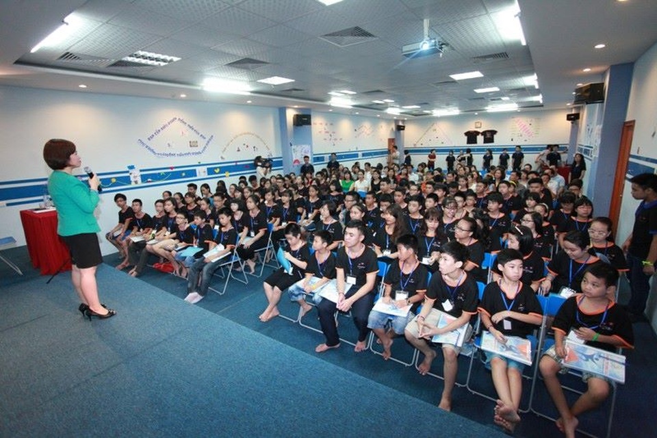 Để con học, trải nghiệm cách kiếm, sử dụng tiền như các tỷ phú - 1 Chuyên gia giáo dục - Diễn giả Bùi Thu Hiền tại chương trình Vươn tới đỉnh cao.