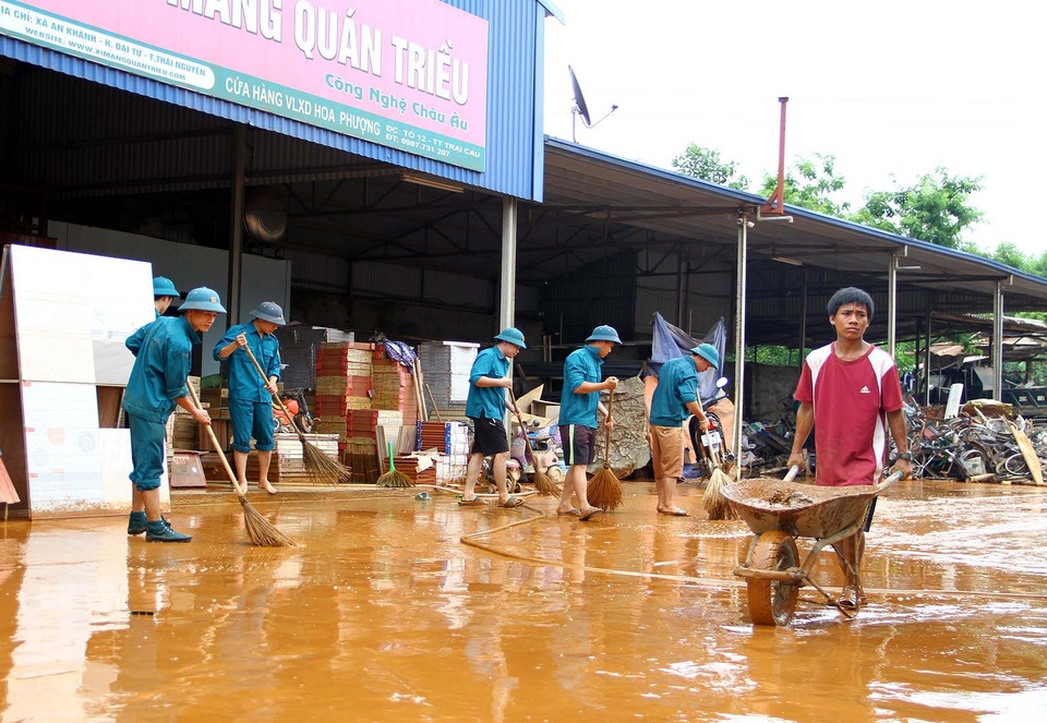 Mưa lớn, bùn đất ngập cao cả mét trong nhà dân - 3 Mưa lớn, bùn đất ngập cao cả mét trong nhà dân - 3