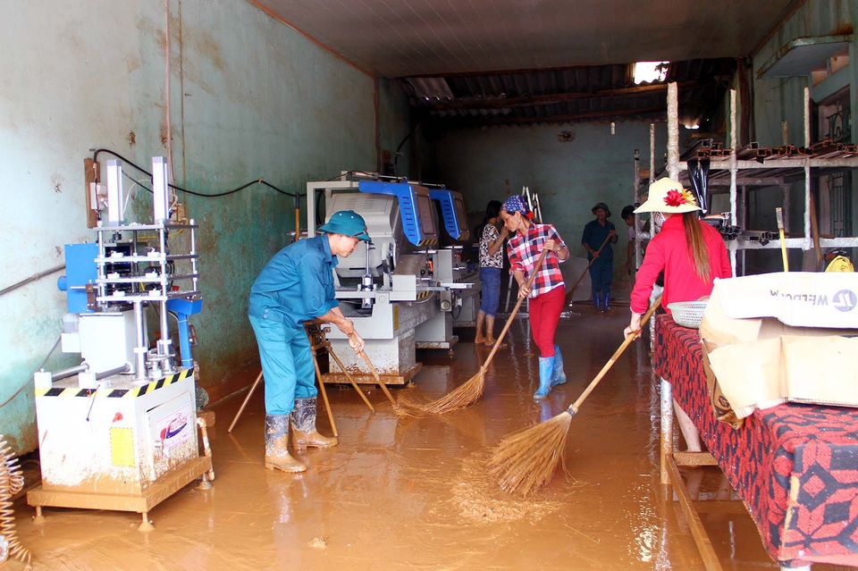 Mưa lớn, bùn đất ngập cao cả mét trong nhà dân - 4
Lực lượng chức năng giúp dân dọn dẹp bùn đất.